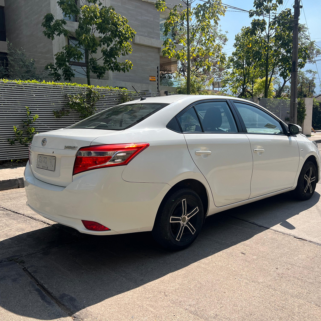 TOYOTA YARIS XLI 1.5 / AÑO 2014 / 90.000KM / 4X2 / MECANICA / BENCINA 7