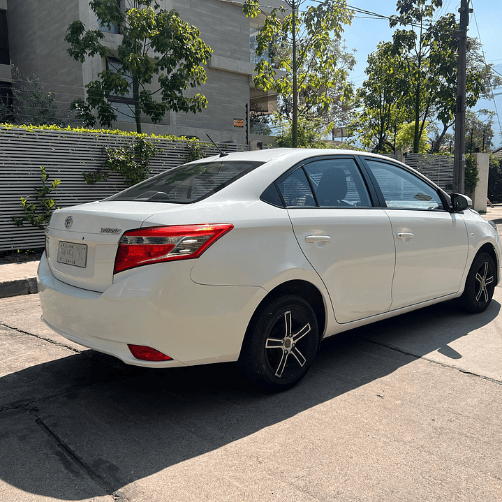 TOYOTA YARIS XLI 1.5 / AÑO 2014 / 90.000KM / 4X2 / MECANICA / BENCINA 7