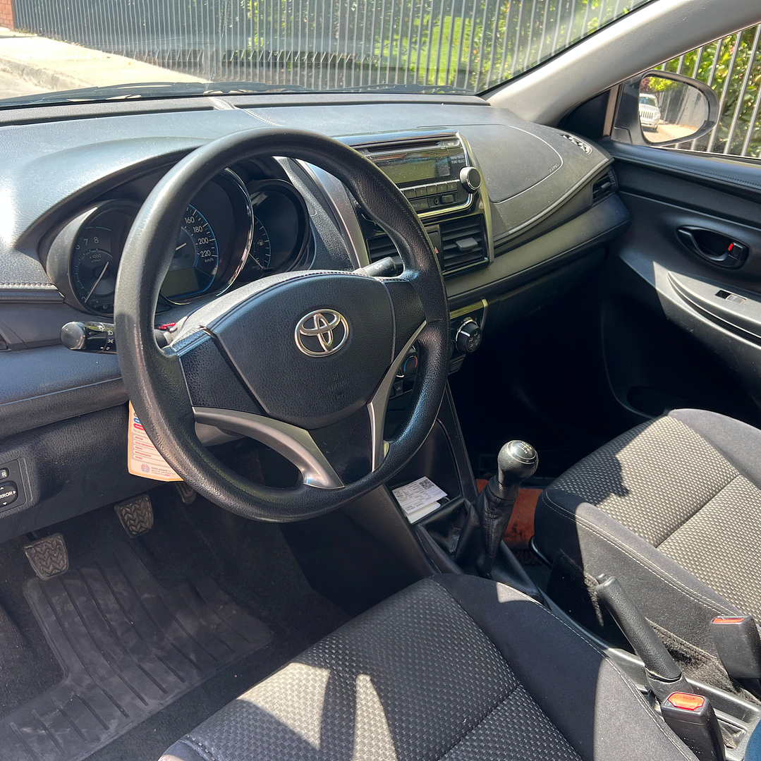 TOYOTA YARIS XLI 1.5 / AÑO 2014 / 90.000KM / 4X2 / MECANICA / BENCINA 17