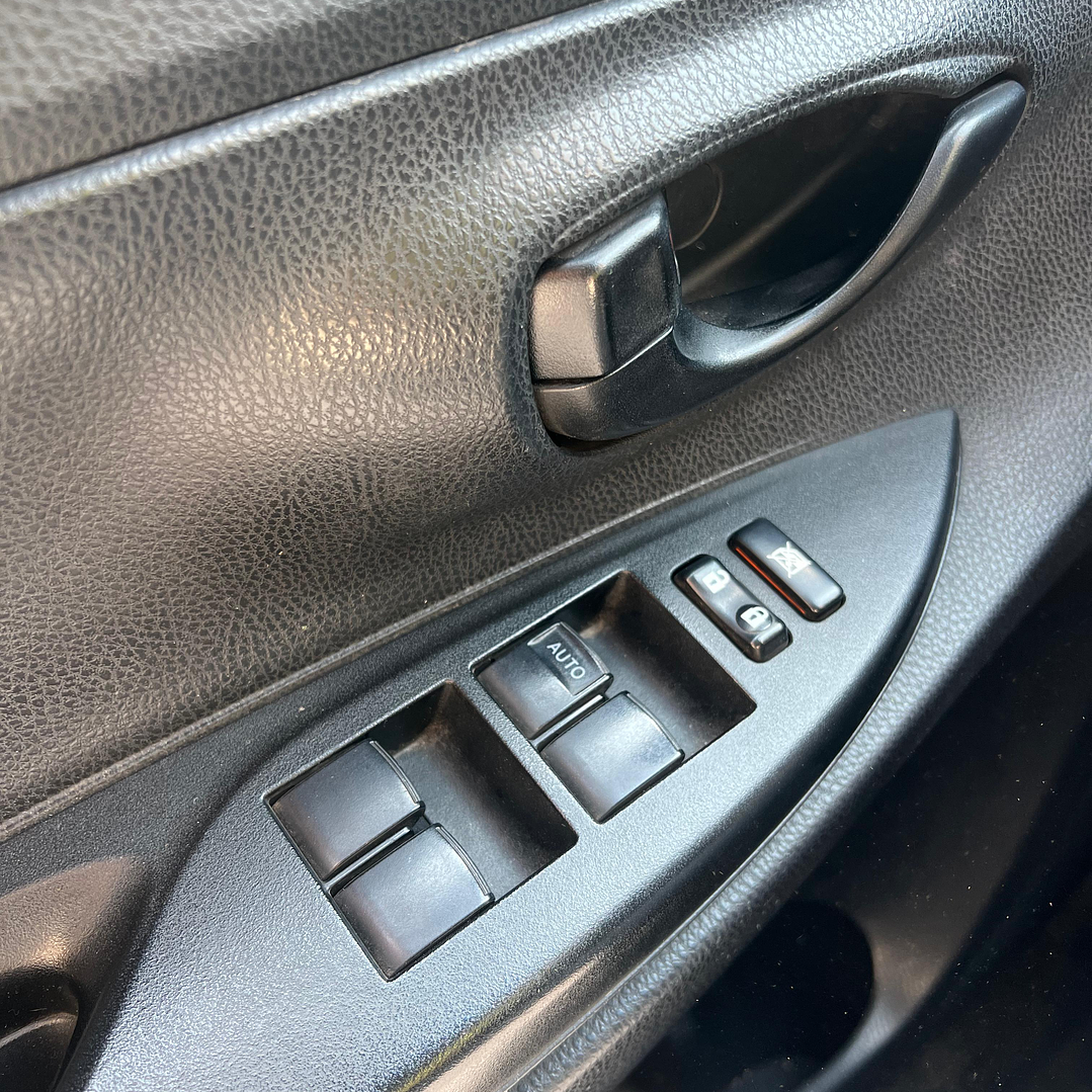 TOYOTA YARIS XLI 1.5 / AÑO 2014 / 90.000KM / 4X2 / MECANICA / BENCINA 18