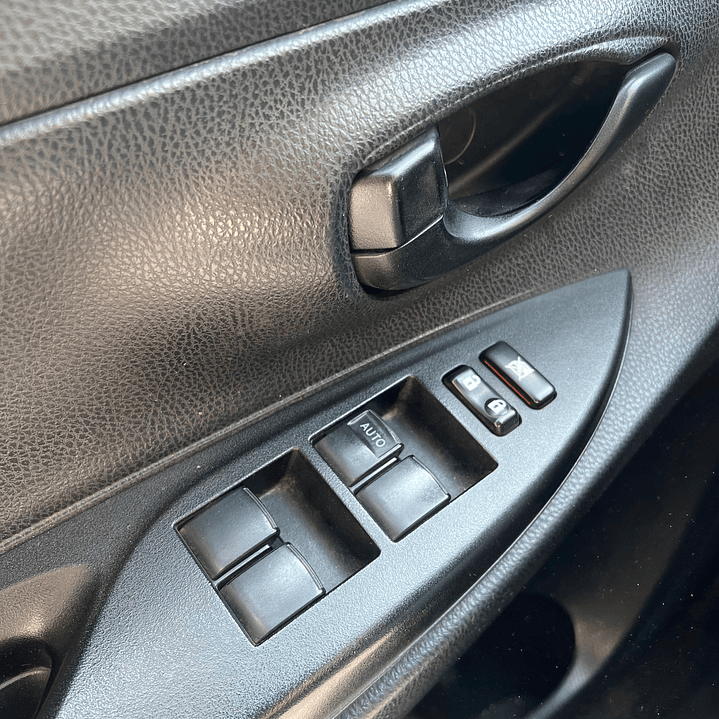 TOYOTA YARIS XLI 1.5 / AÑO 2014 / 90.000KM / 4X2 / MECANICA / BENCINA 18