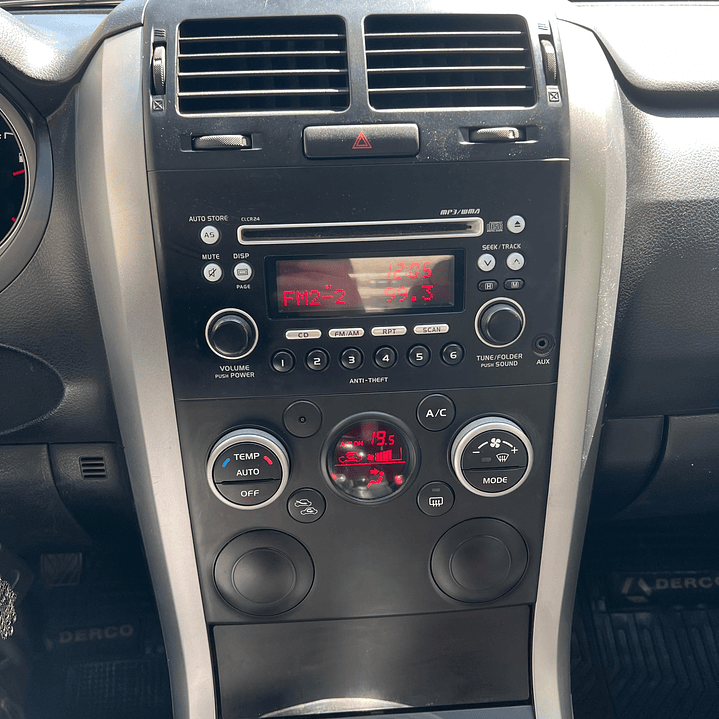 SUZUKI GRAND NOMADE GLX SPORT 2.4 / AÑO 2018 / 49.000KM / 4X2 / MECANICA / BENCINA 17