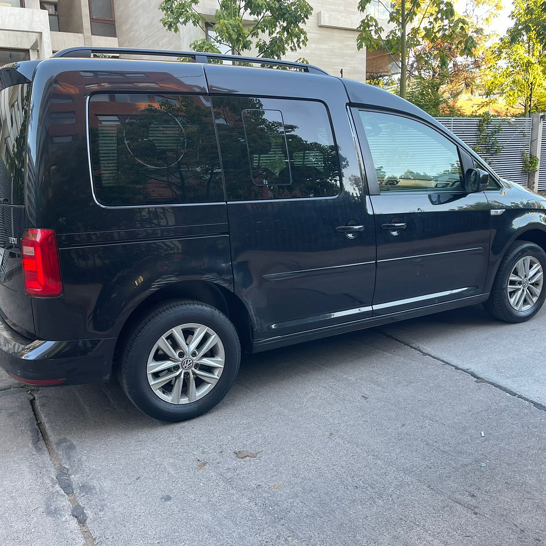 VOLKSWAGEN CADDY COMFORTLINE 1.6 / AÑO 2017 / 106.000KM / 4X2 / MECANICA / DIESEL 8