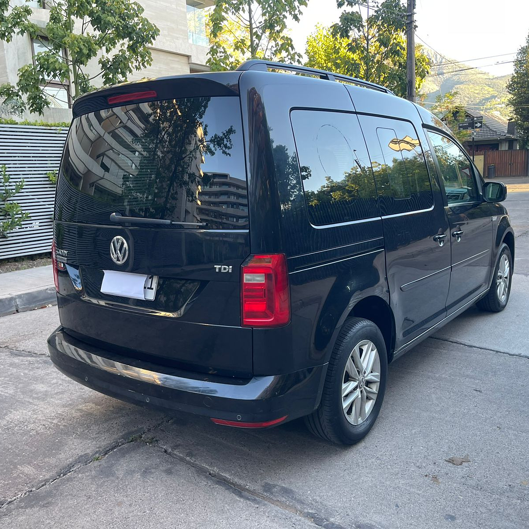 VOLKSWAGEN CADDY COMFORTLINE 1.6 / AÑO 2017 / 106.000KM / 4X2 / MECANICA / DIESEL 6