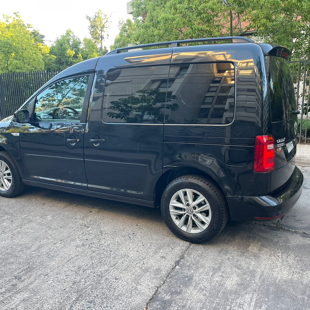 VOLKSWAGEN CADDY COMFORTLINE 1.6 / AÑO 2017 / 106.000KM / 4X2 / MECANICA / DIESEL 3