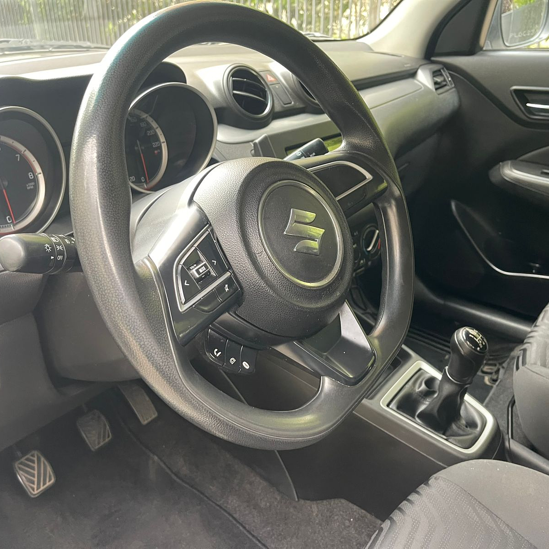 SUZUKI SWIFT 1.2 GL / AÑO 2022 / 128.000KM / 4X2 / MECANICO / BENCINA 9