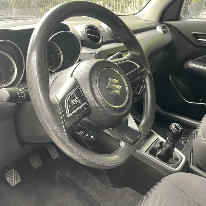 SUZUKI SWIFT 1.2 GL / AÑO 2022 / 128.000KM / 4X2 / MECANICO / BENCINA 9