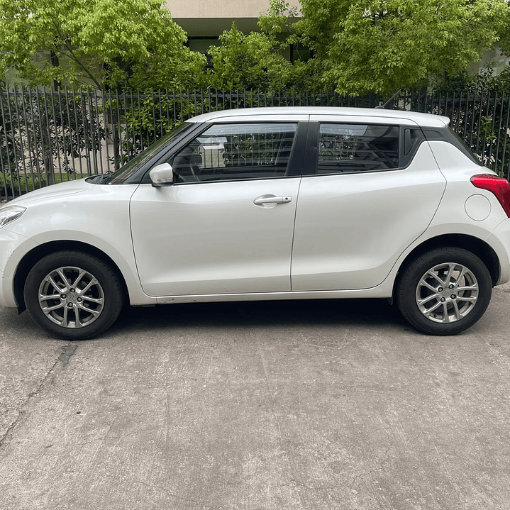SUZUKI SWIFT 1.2 GL / AÑO 2022 / 128.000KM / 4X2 / MECANICO / BENCINA 4