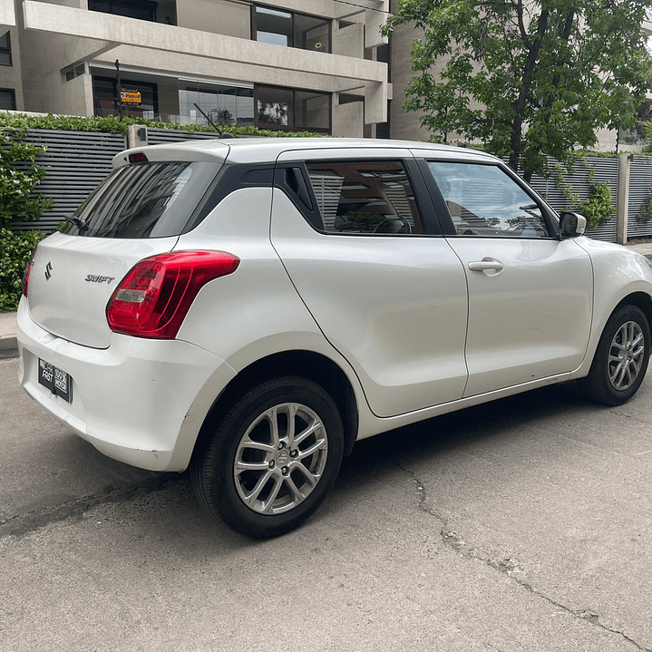 SUZUKI SWIFT 1.2 GL / AÑO 2022 / 128.000KM / 4X2 / MECANICO / BENCINA 7