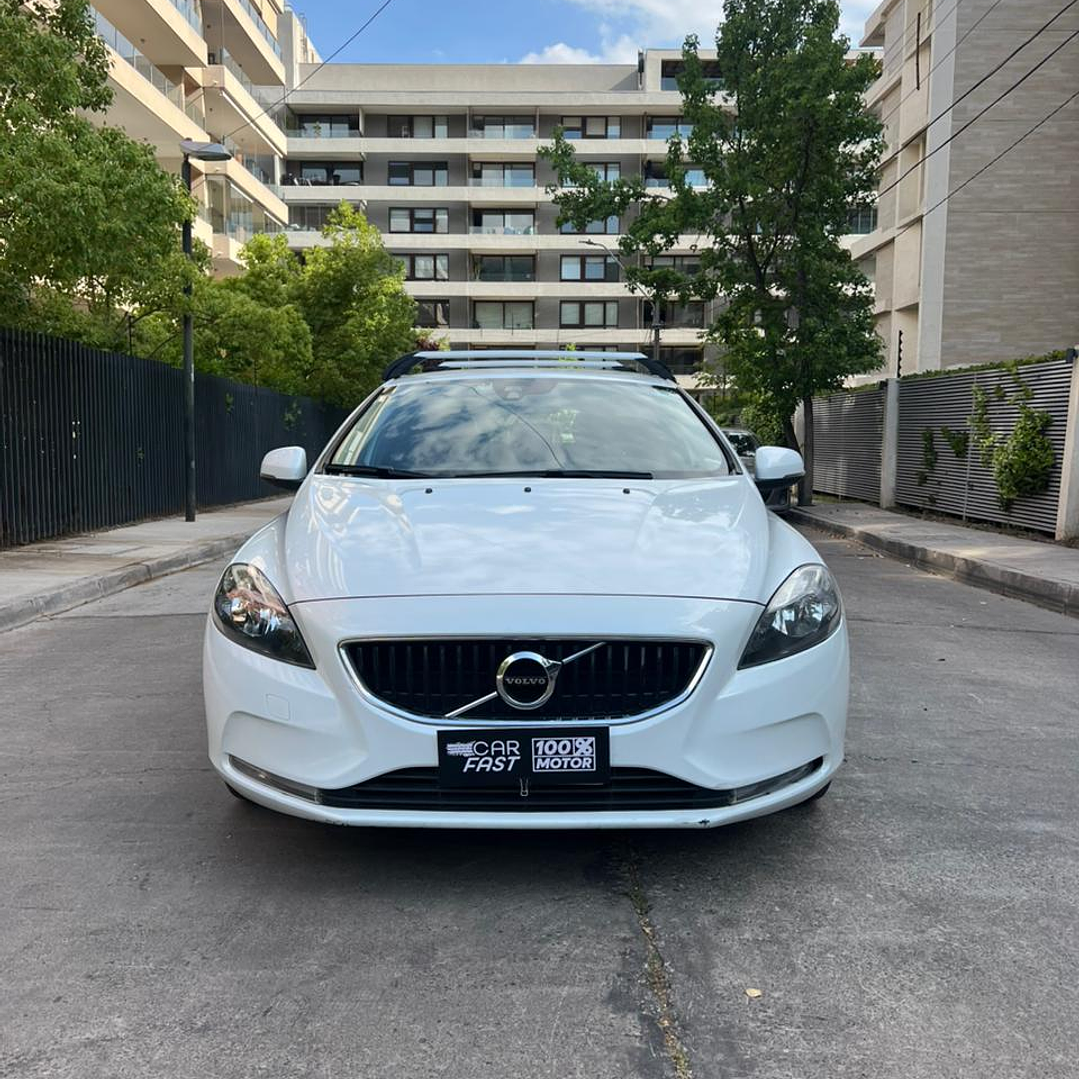 VOLVO V40 D2 COMFORT 2.0 / AÑO 2018 / 87.400KM / 4X4 / MECANICA / DIESEL 2