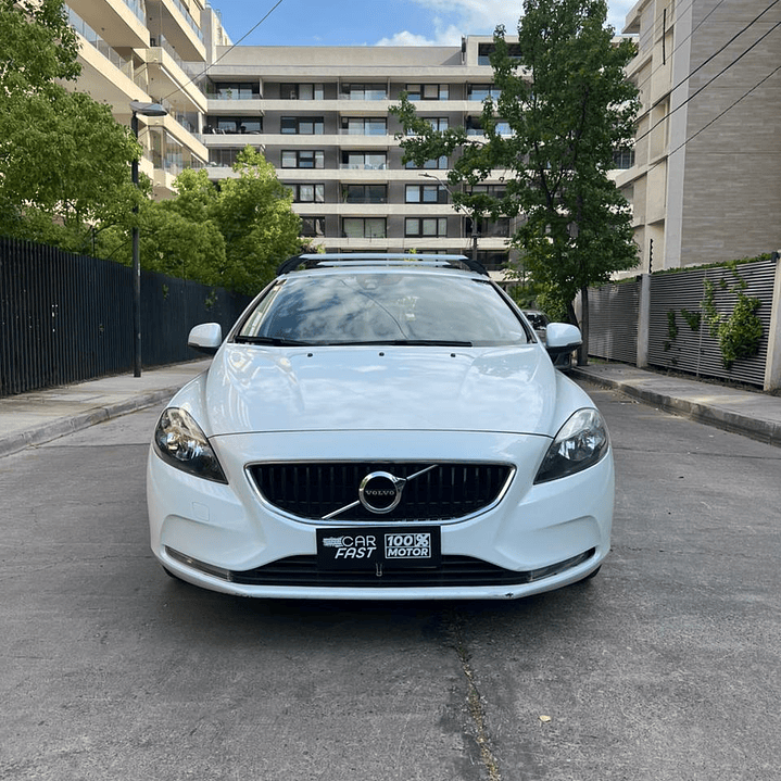 VOLVO V40 D2 COMFORT 2.0 / AÑO 2018 / 87.400KM / 4X4 / MECANICA / DIESEL 2