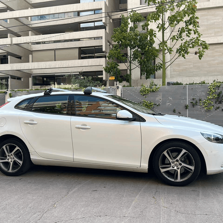 VOLVO V40 D2 COMFORT 2.0 / AÑO 2018 / 87.400KM / 4X4 / MECANICA / DIESEL 8