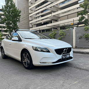 VOLVO V40 D2 COMFORT 2.0 / AÑO 2018 / 87.400KM / 4X4 / MECANICA / DIESEL