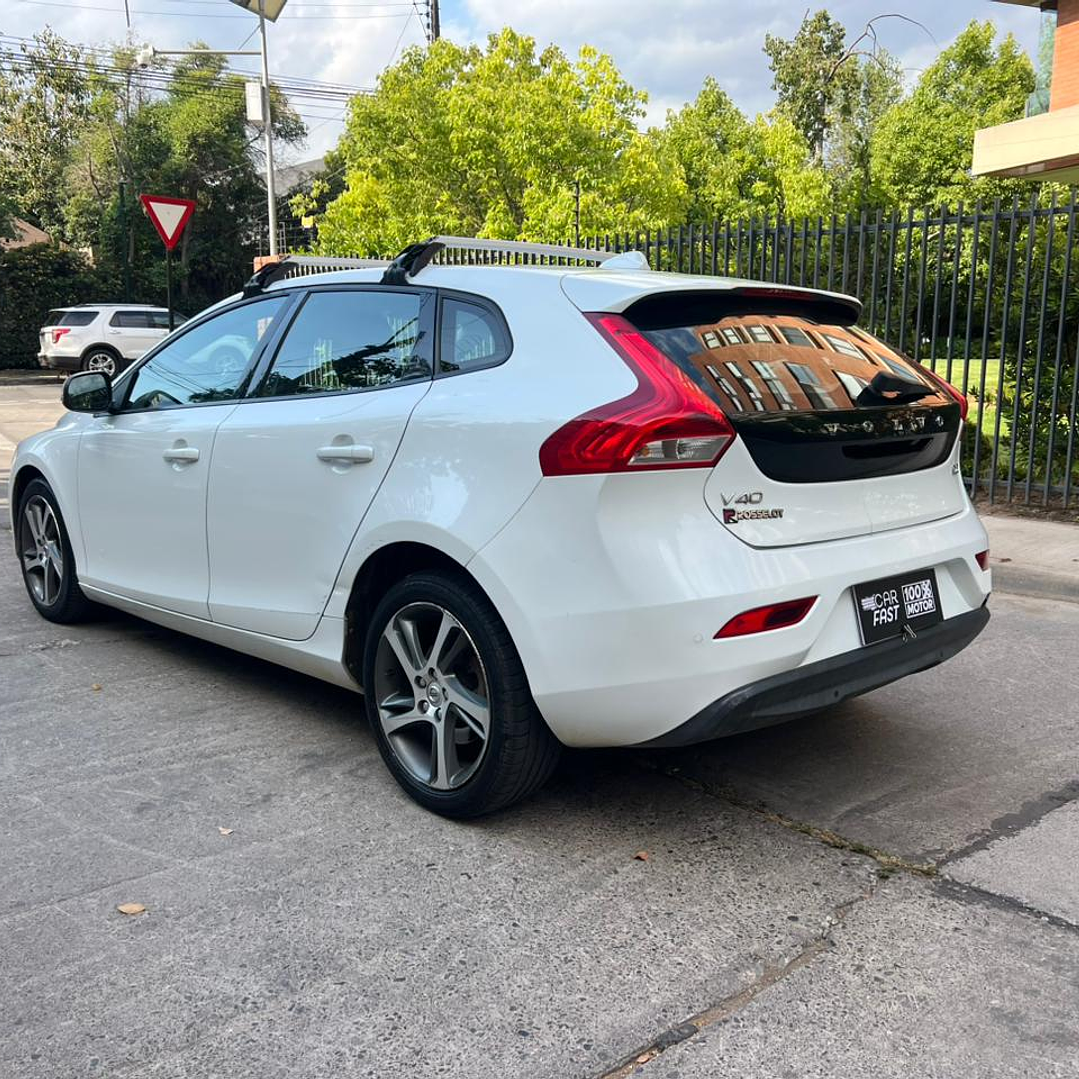 VOLVO V40 D2 COMFORT 2.0 / AÑO 2018 / 87.400KM / 4X4 / MECANICA / DIESEL 5
