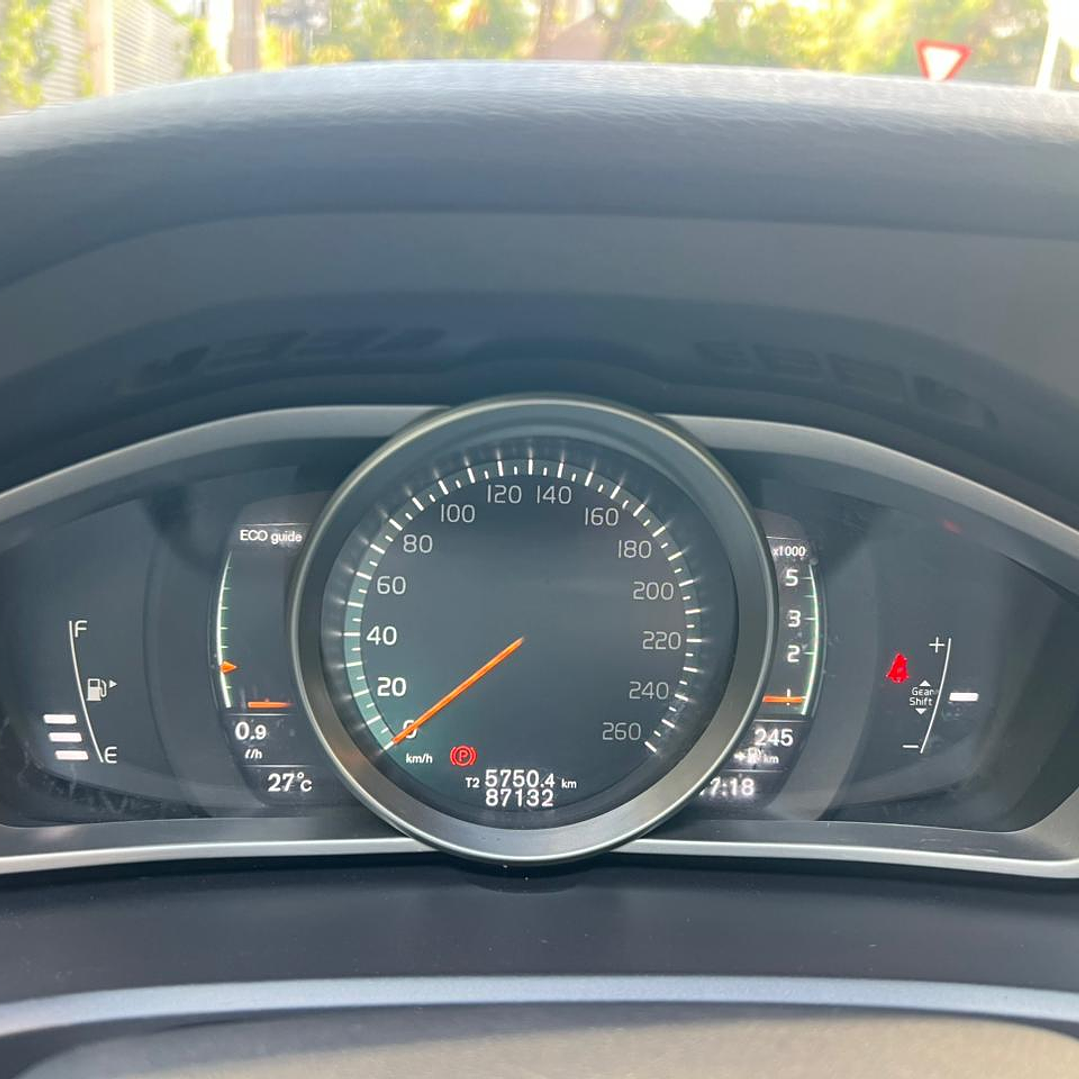 VOLVO V40 D2 COMFORT 2.0 / AÑO 2018 / 87.400KM / 4X4 / MECANICA / DIESEL 9