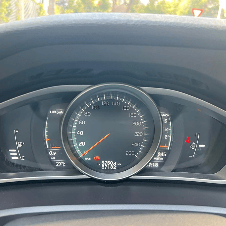 VOLVO V40 D2 COMFORT 2.0 / AÑO 2018 / 87.400KM / 4X4 / MECANICA / DIESEL 9