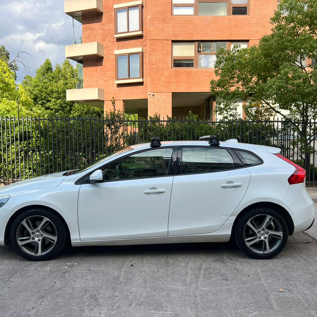 VOLVO V40 D2 COMFORT 2.0 / AÑO 2018 / 87.400KM / 4X4 / MECANICA / DIESEL 4