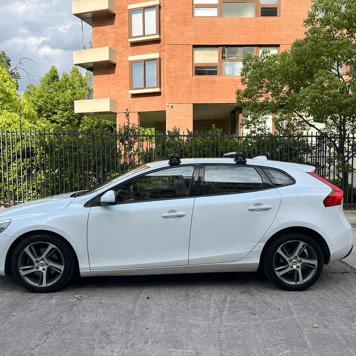 VOLVO V40 D2 COMFORT 2.0 / AÑO 2018 / 87.400KM / 4X4 / MECANICA / DIESEL 4