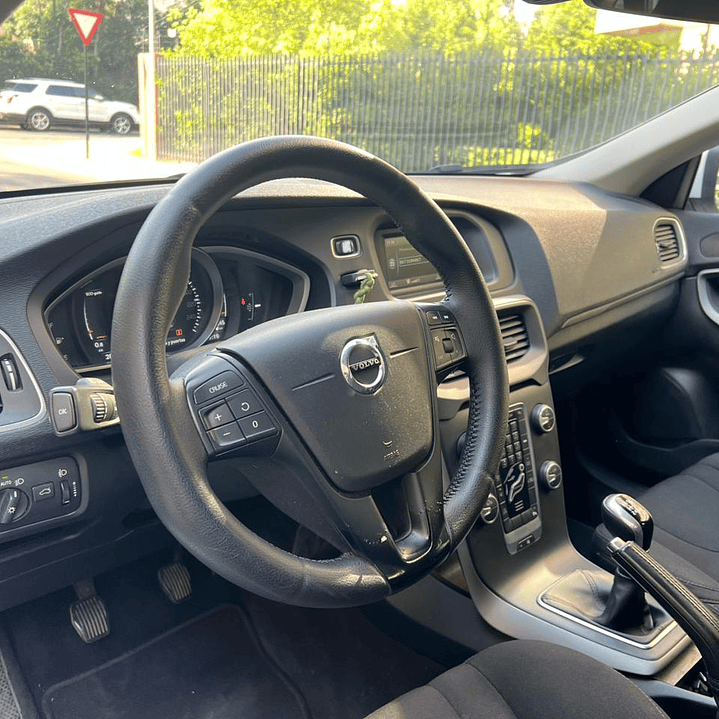 VOLVO V40 D2 COMFORT 2.0 / AÑO 2018 / 87.400KM / 4X4 / MECANICA / DIESEL 10