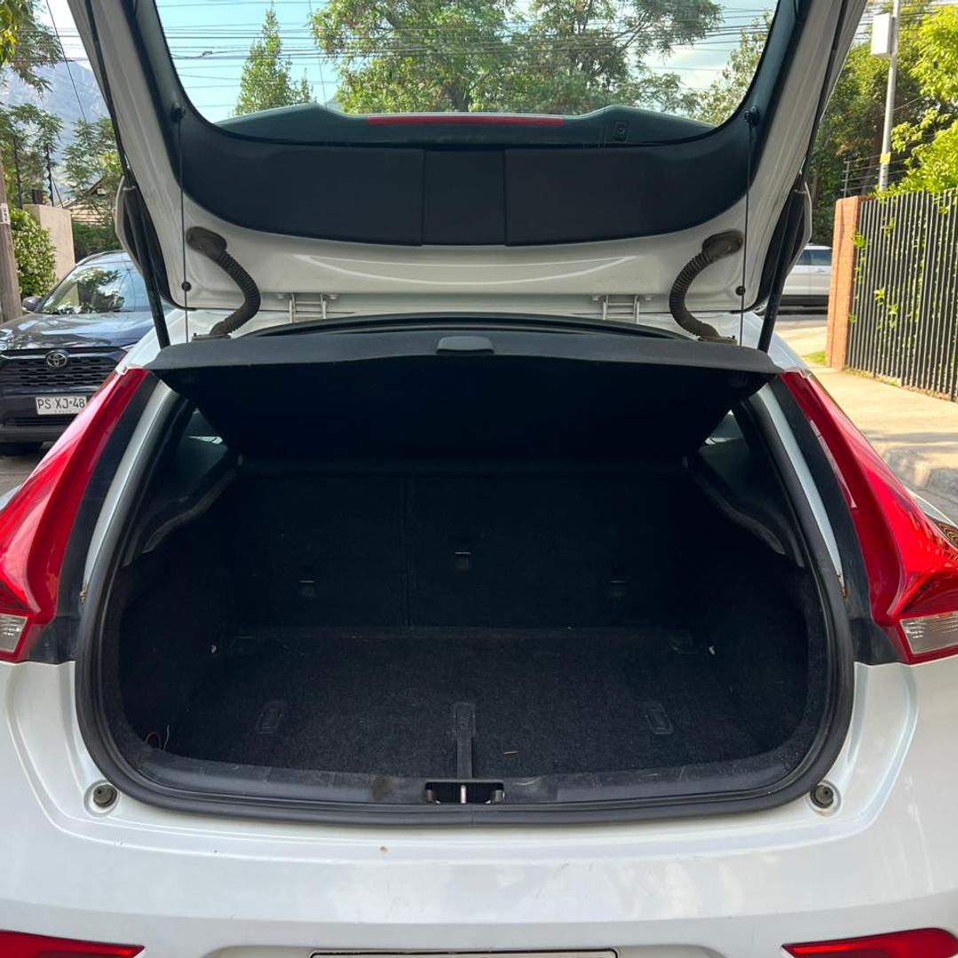 VOLVO V40 D2 COMFORT 2.0 / AÑO 2018 / 87.400KM / 4X4 / MECANICA / DIESEL 11