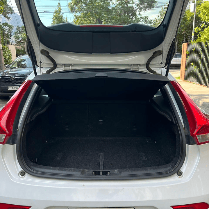 VOLVO V40 D2 COMFORT 2.0 / AÑO 2018 / 87.400KM / 4X4 / MECANICA / DIESEL 11