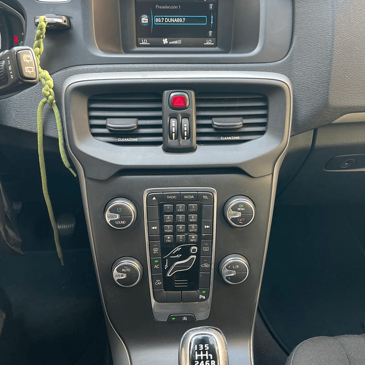 VOLVO V40 D2 COMFORT 2.0 / AÑO 2018 / 87.400KM / 4X4 / MECANICA / DIESEL 14