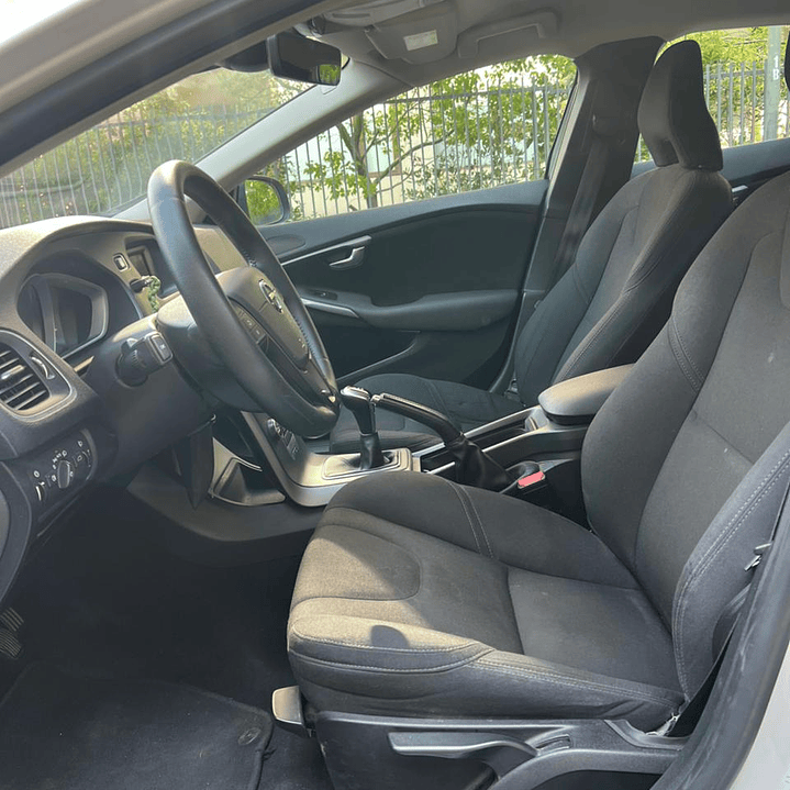 VOLVO V40 D2 COMFORT 2.0 / AÑO 2018 / 87.400KM / 4X4 / MECANICA / DIESEL 17