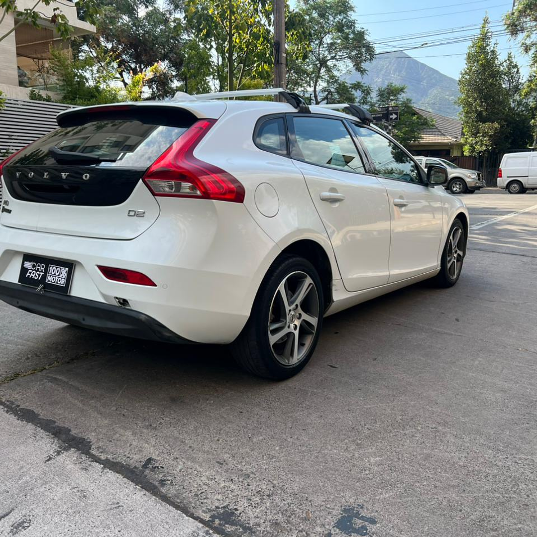 VOLVO V40 D2 COMFORT 2.0 / AÑO 2018 / 87.400KM / 4X4 / MECANICA / DIESEL 7