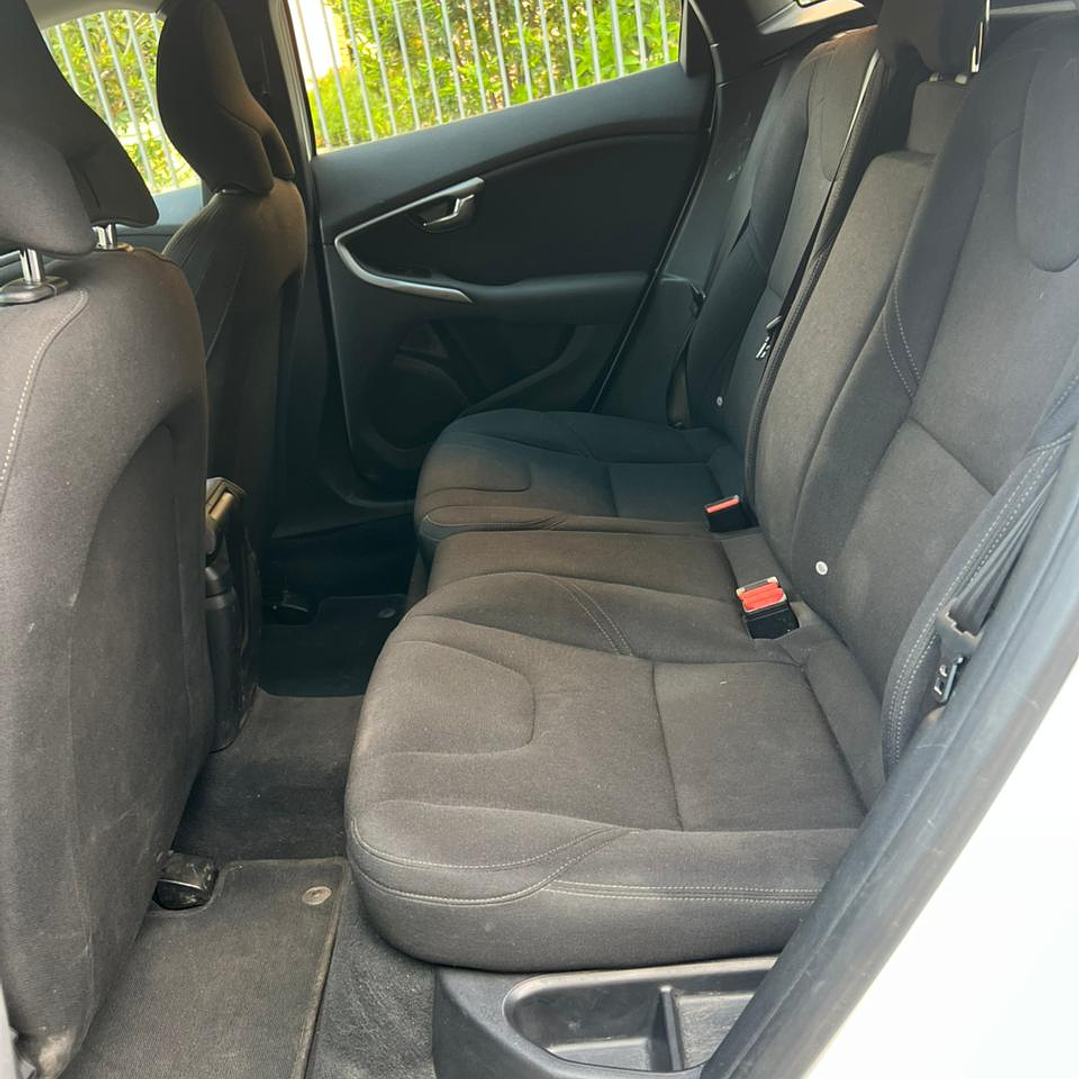 VOLVO V40 D2 COMFORT 2.0 / AÑO 2018 / 87.400KM / 4X4 / MECANICA / DIESEL 18