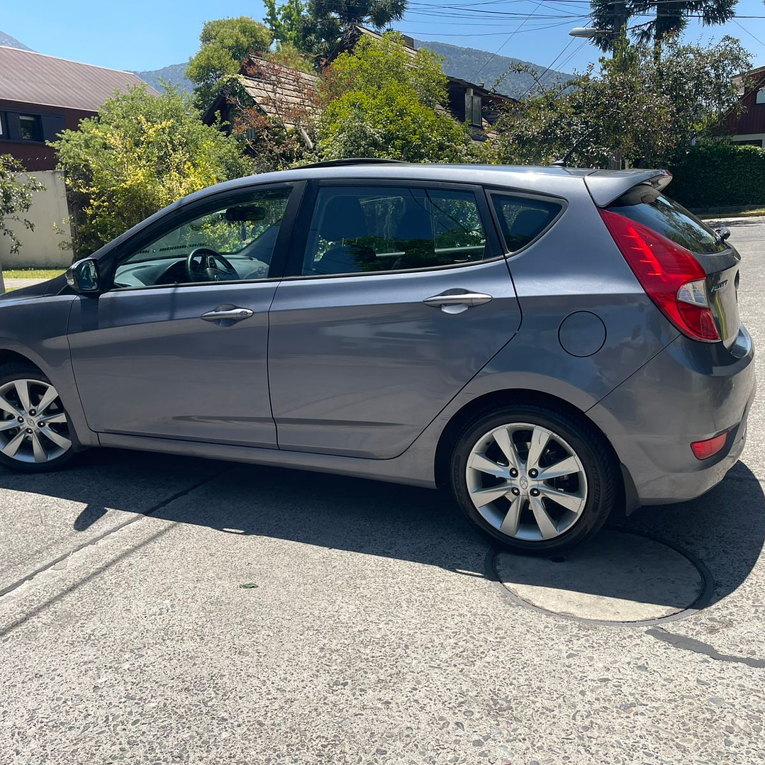 HYUNDAI ACCENT RB 1.6 / AÑO 2017 / 72000 KM / 4X2 / AUTOMATICA / BENCINA 3