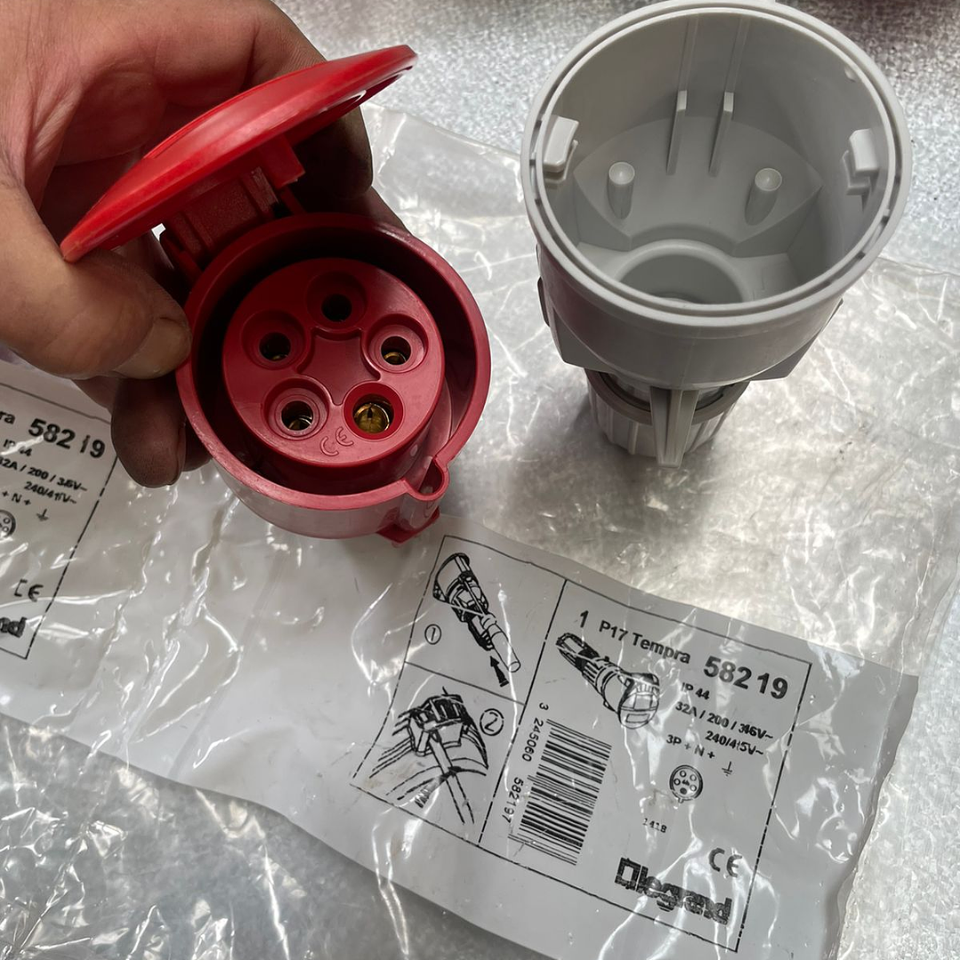 Hembra volante P17, 3P + N + T, 380 a 415 V~,32 A, 50/60 Hz - IP 44 2