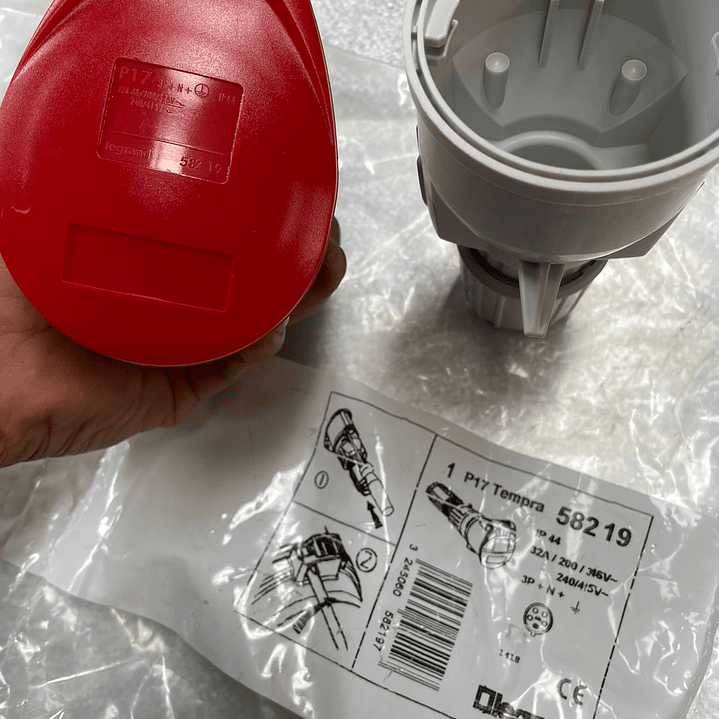 Hembra volante P17, 3P + N + T, 380 a 415 V~,32 A, 50/60 Hz - IP 44 3