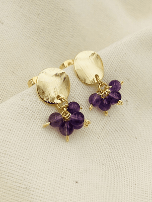 Aretes dorados con racimo de piedras