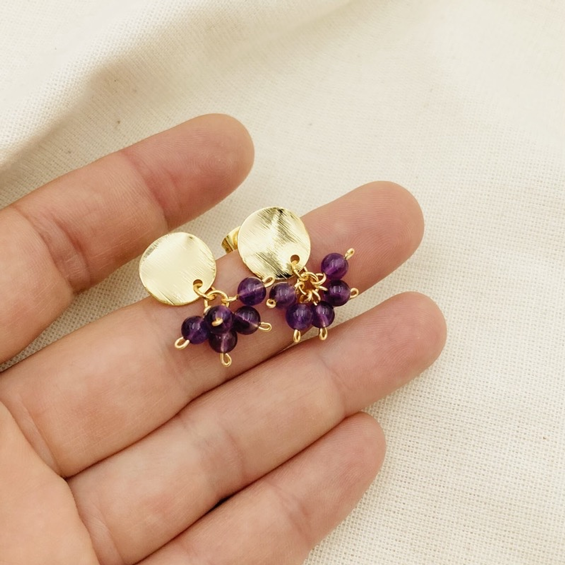 Aretes dorados con racimo de piedras 2