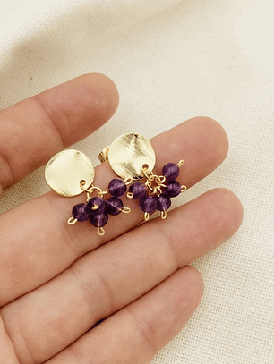 Aretes dorados con racimo de piedras