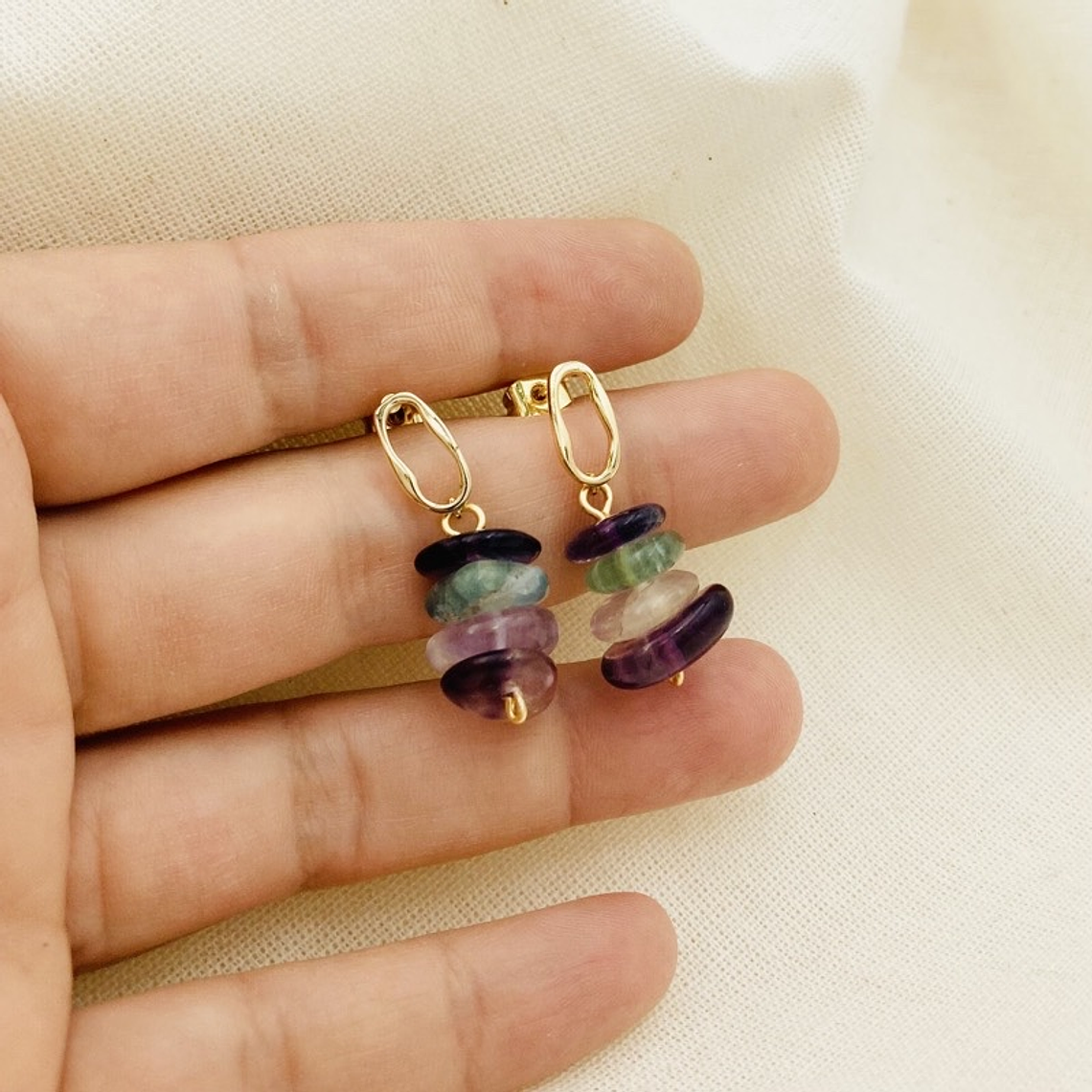 Aretes dorado y piedra Fluorita en chip 3