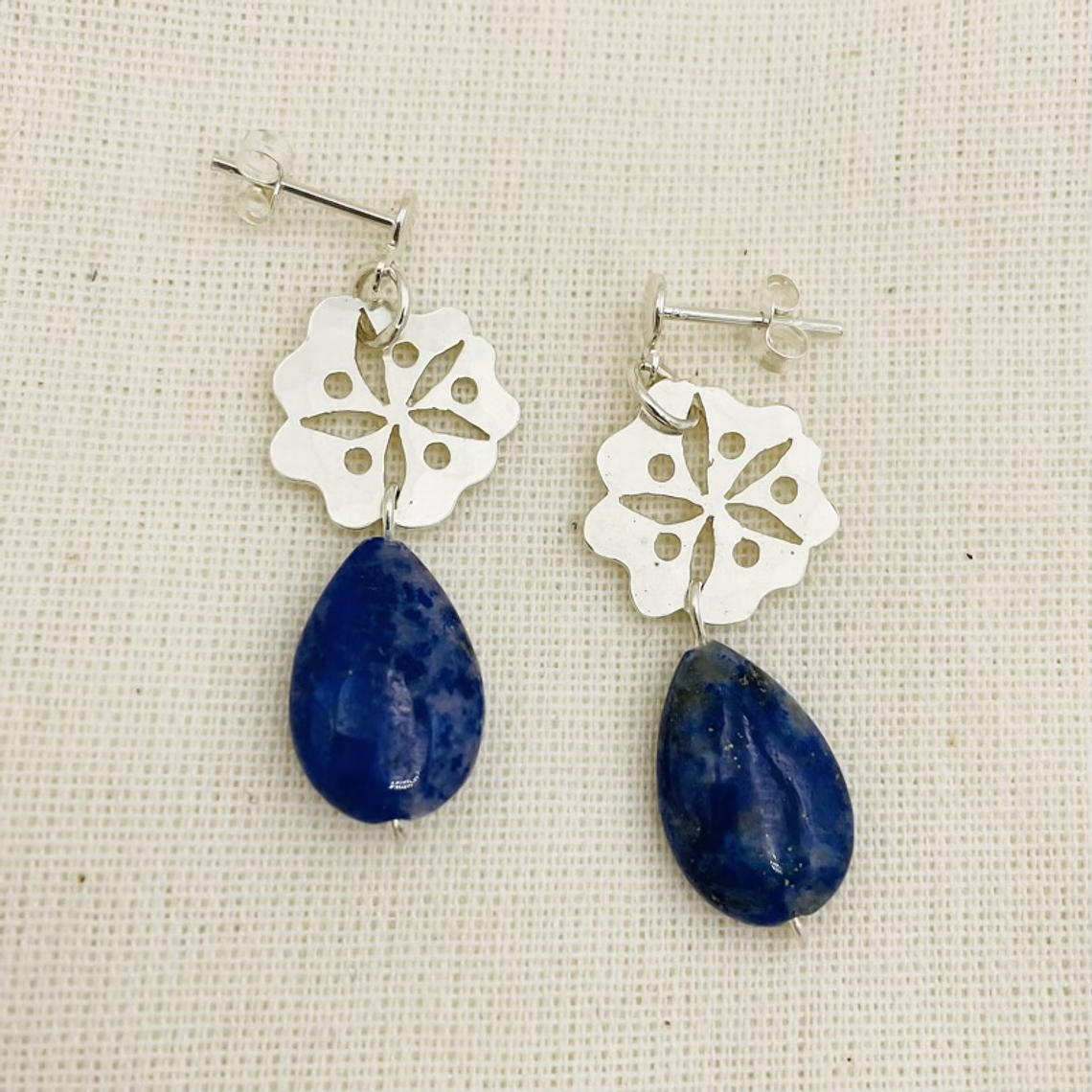 Aretes flor Abutilón con gotas de Lapislázuli 2