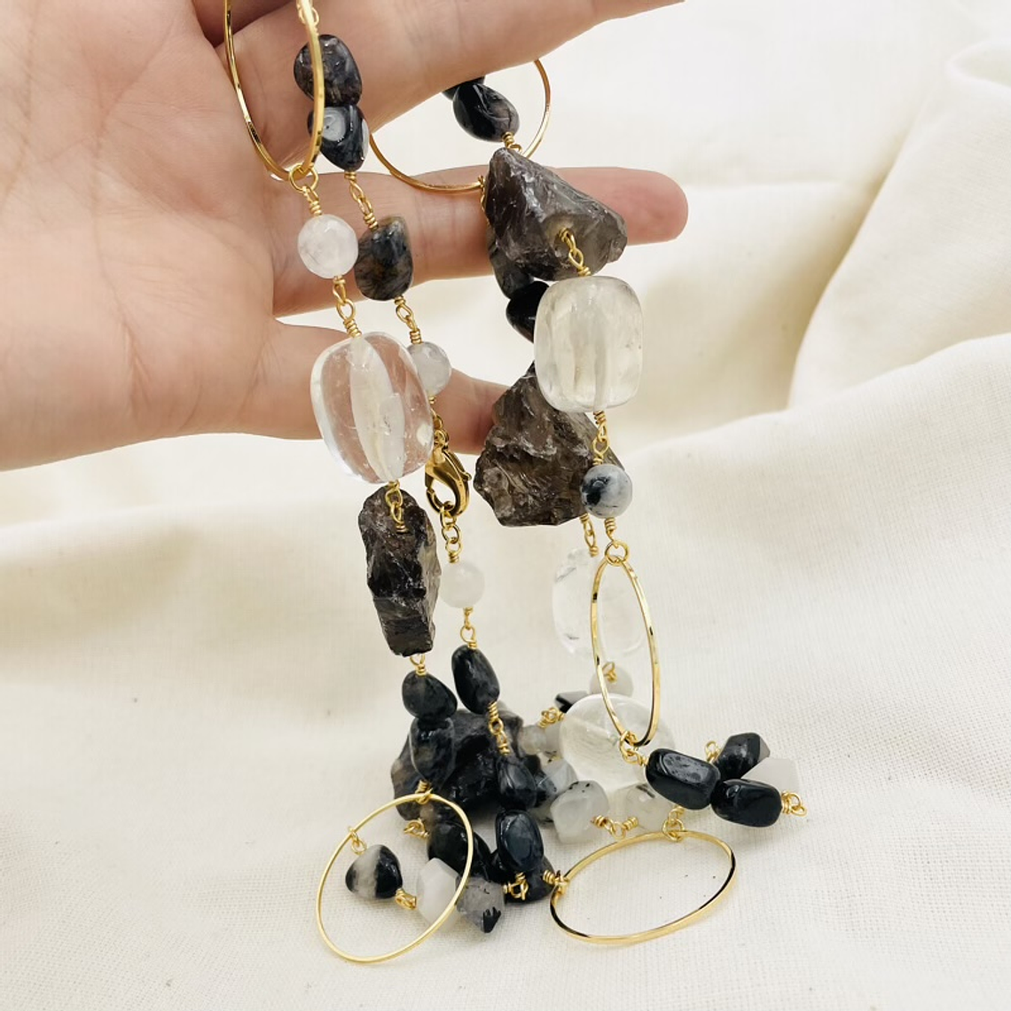 Collar largo dorado con piedras naturales 3