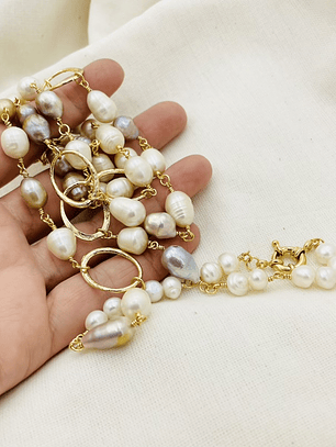 Collar largo dorado con perlas naturales