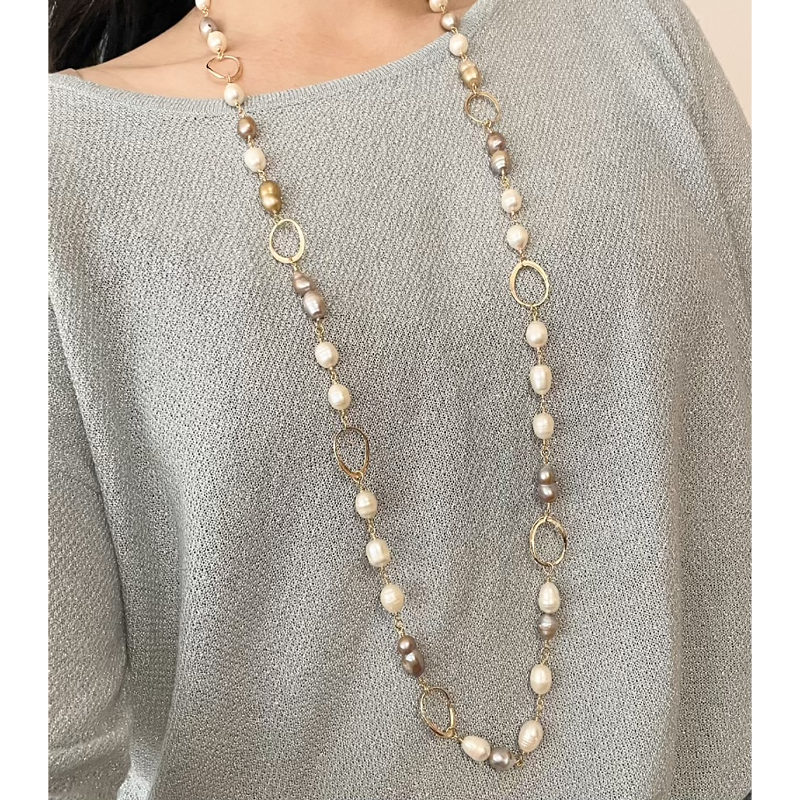 Collar largo dorado con perlas naturales 2