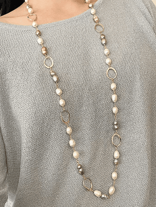 Collar largo dorado con perlas naturales