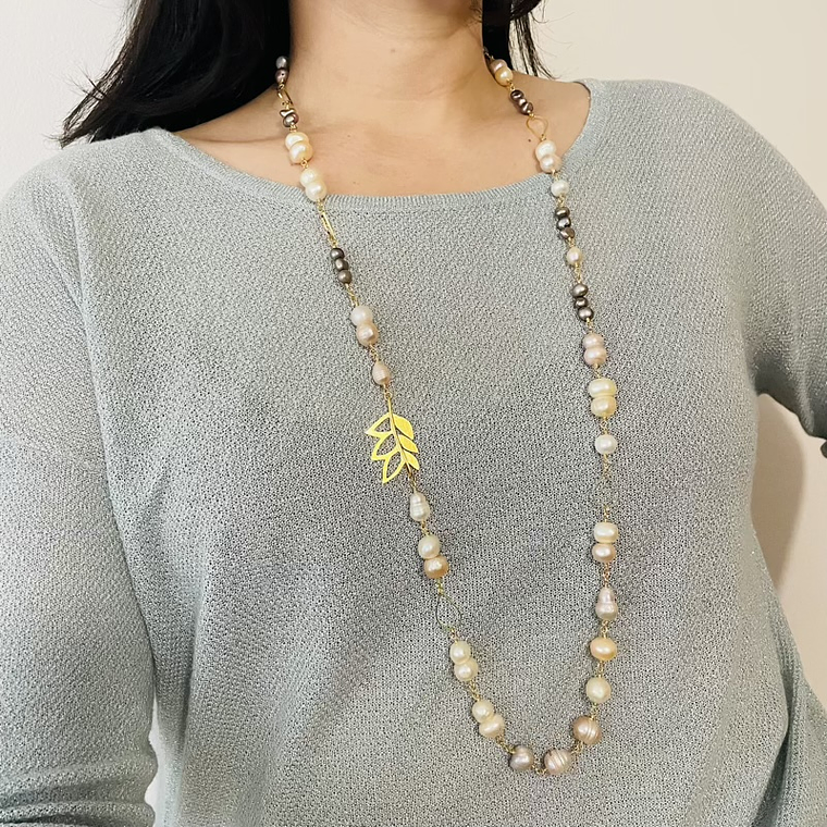 Collar dorado largo con perlas naturales 2