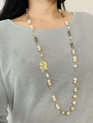 Collar dorado largo con perlas naturales