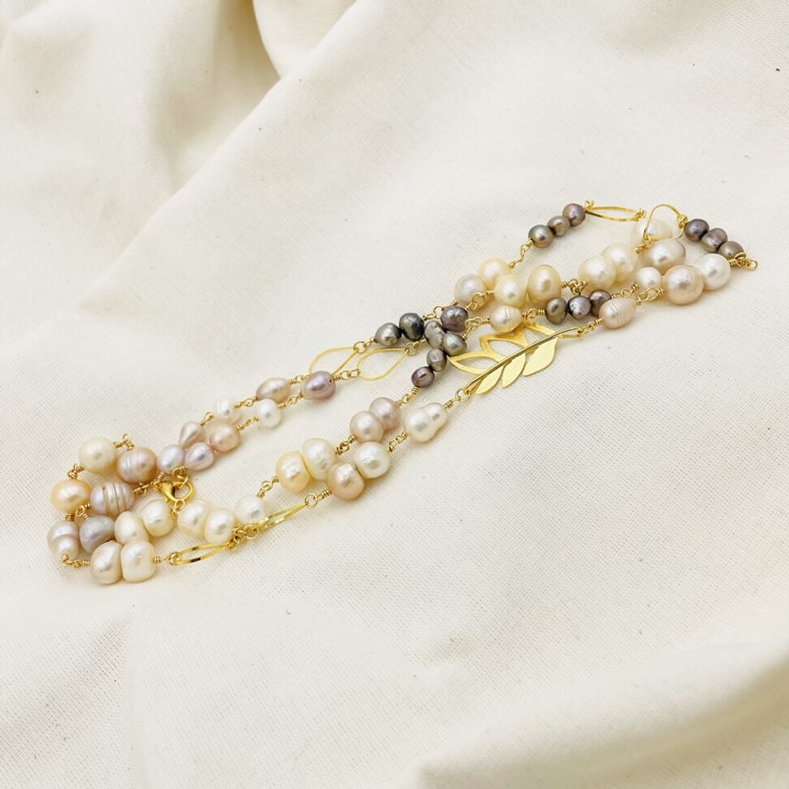 Collar dorado largo con perlas naturales 3