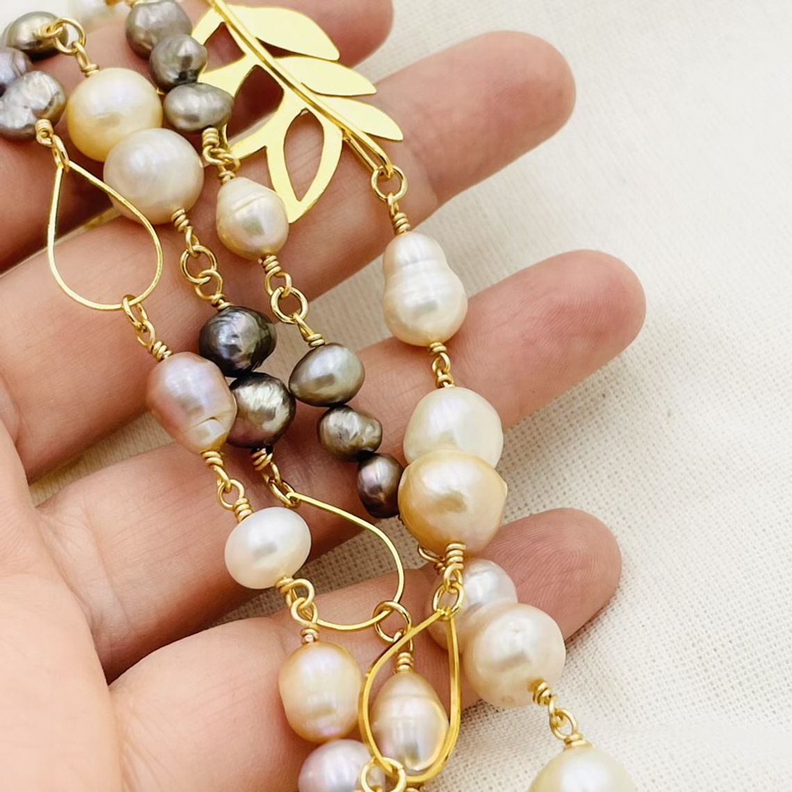 Collar dorado largo con perlas naturales 4