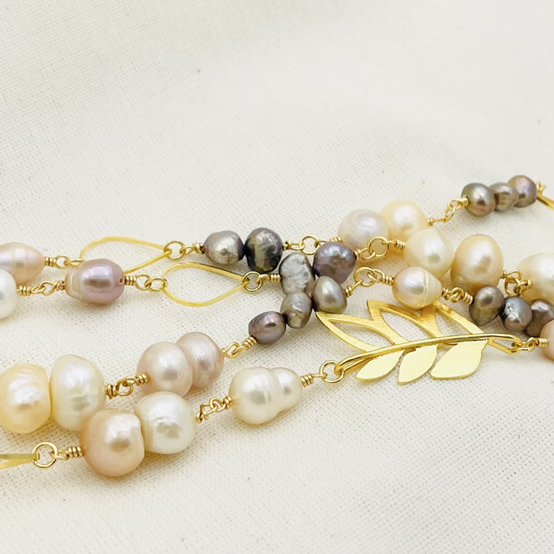 Collar dorado largo con perlas naturales 1