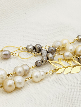 Collar dorado largo con perlas naturales