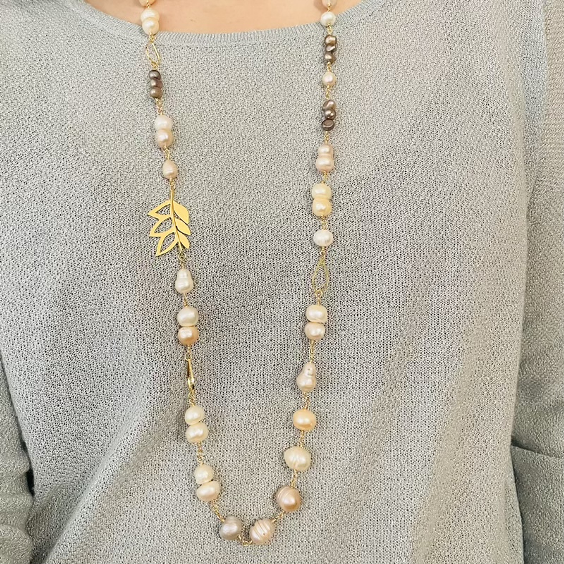 Collar dorado largo con perlas naturales 5