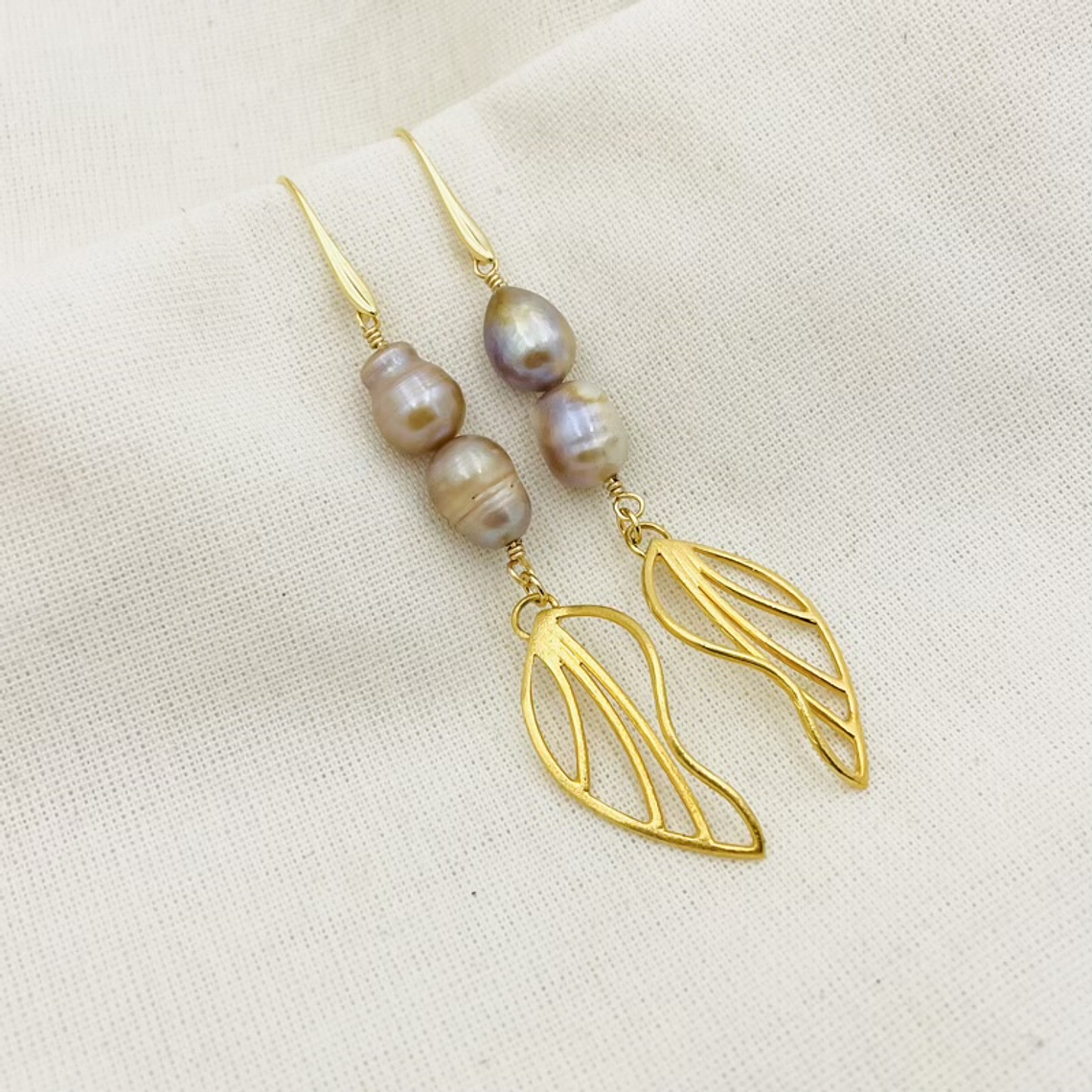 Aretes largos con perlas y hojas doradas 1