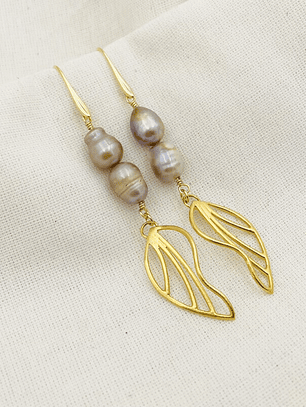 Aretes largos con perlas y hojas doradas